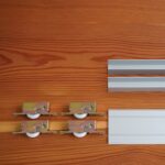 Einbauset 1 für 2 Schiebetüren Bodenschiene aufgesetzt 2 m